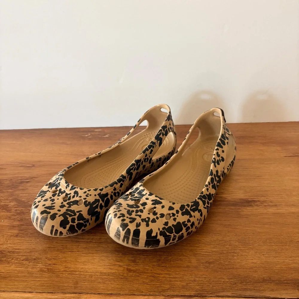 Crocs Kadee Leopard animal Print ballet Flats Womens 7 Tan Black Slip On Shoes